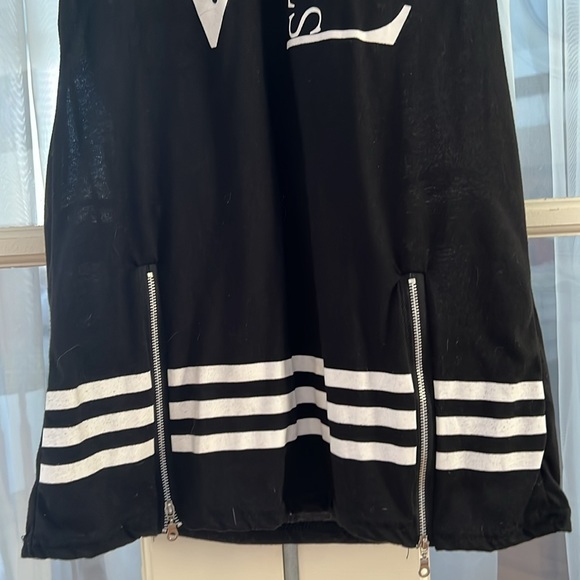 Short black t-shirt dress with zipper details at the bottom - Picture 4 of 4